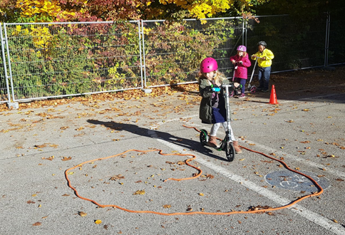 tl_files/fM_k0002/Bilder fuer Klassenhighlights/1. Klasse/GS Roller fahren 2.png