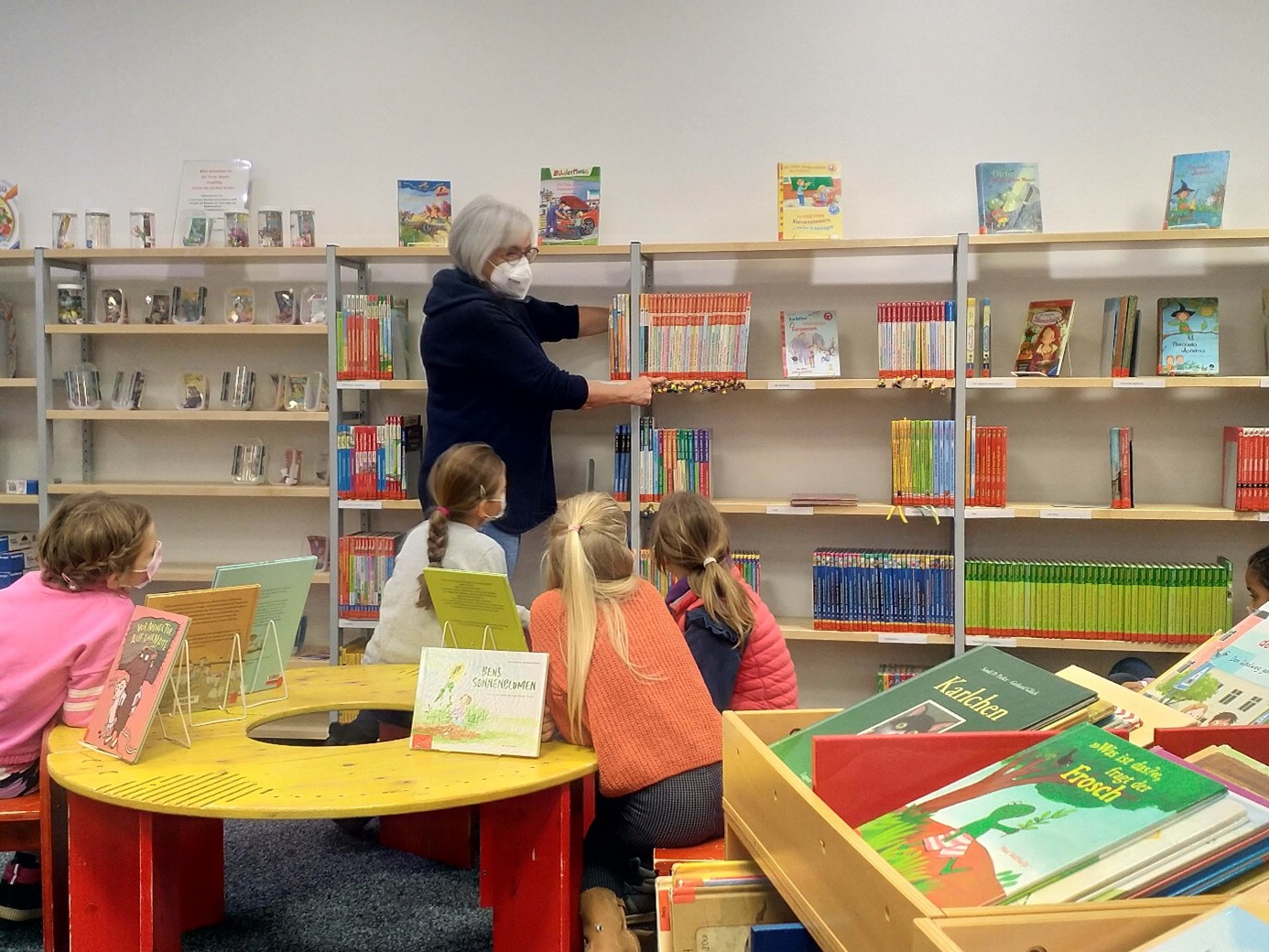 tl_files/fM_k0002/Bilder fuer Klassenhighlights/2. Klasse/Buecherei 2b 1.jpg