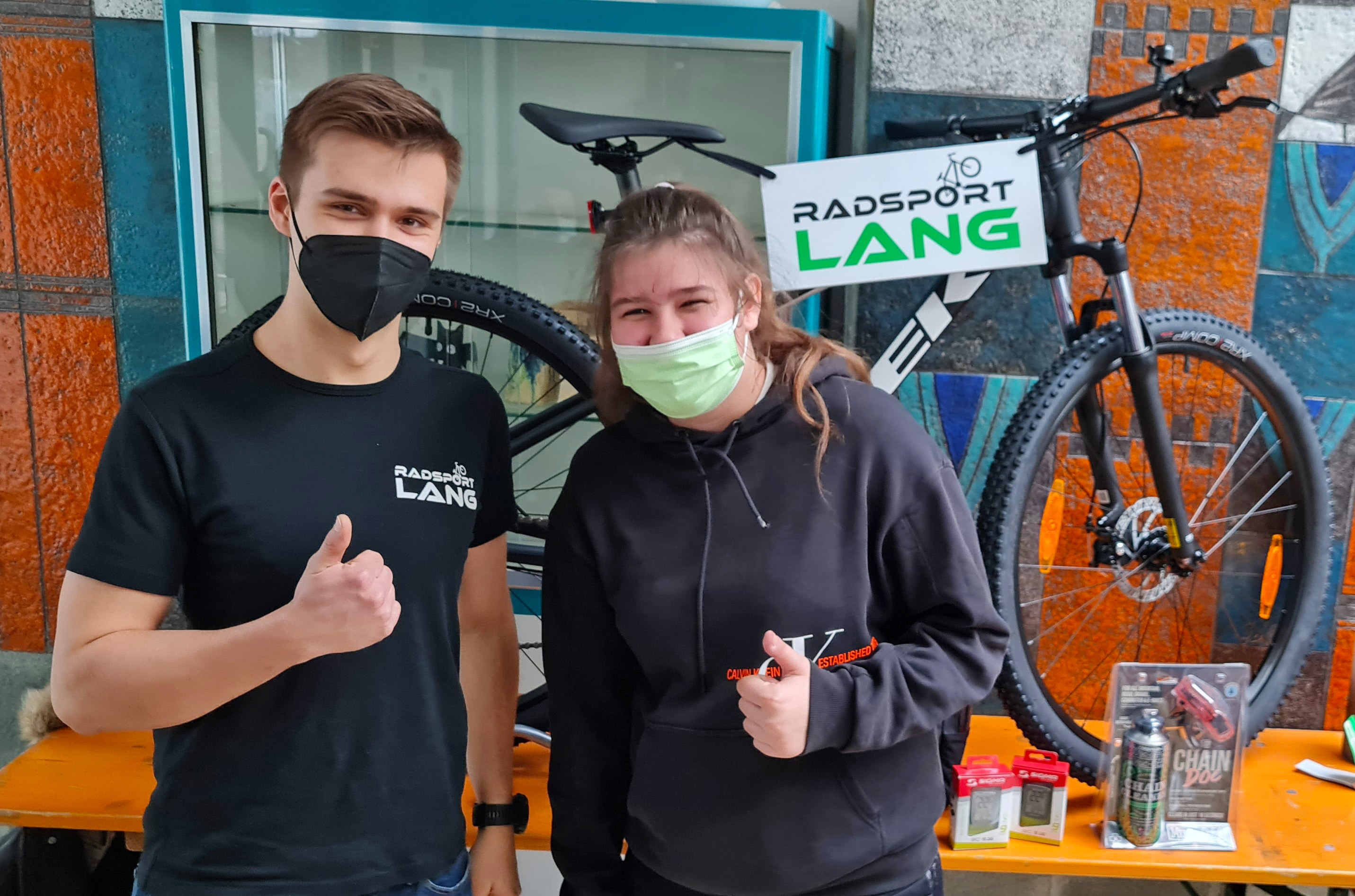 tl_files/fM_k0002/Bilder/Aktionstag Ukraine/Tombola Gewinnerin.jpg